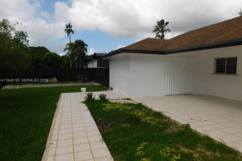 Снять в аренду виллу или дом в Хомстед, Флорида 4 спальни, 239.97м2, № 1997958 - фото 13