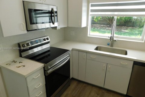 Снять в аренду виллу или дом в Хомстед, Флорида 4 спальни, 239.97м2, № 1997958 - фото 3