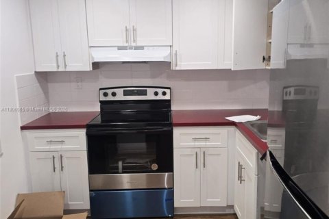 Condo in Lauderdale Lakes, Florida, 1 bedroom  № 1864456 - photo 9