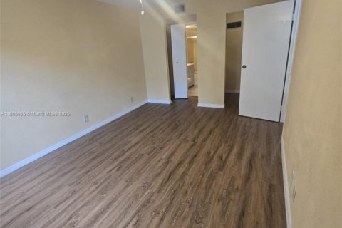 Condo in Lauderdale Lakes, Florida, 1 bedroom  № 1864456 - photo 8