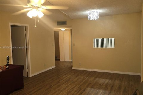 Condo in Lauderdale Lakes, Florida, 1 bedroom  № 1864456 - photo 10
