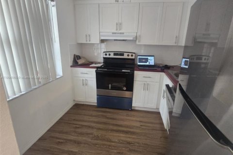 Condo in Lauderdale Lakes, Florida, 1 bedroom  № 1864456 - photo 2