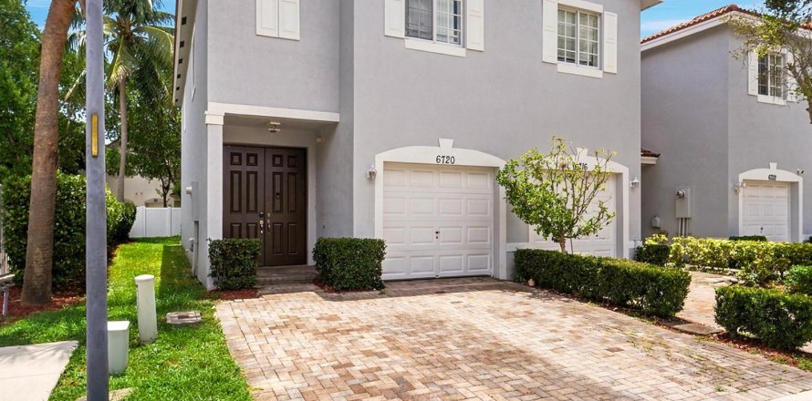 Touwnhouse à Tamarac, Floride 3 chambres, 156.82 m2 № 2359826
