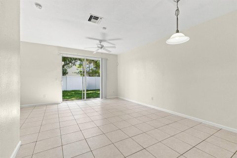 Touwnhouse à louer à Tamarac, Floride: 3 chambres, 156.82 m2 № 2359826 - photo 14