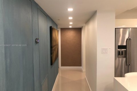 Снять в аренду кондоминиум в Серфсайд, Флорида 2 спальни, 160.54м2, № 1992599 - фото 18