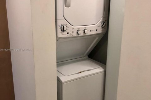 Снять в аренду кондоминиум в Серфсайд, Флорида 2 спальни, 160.54м2, № 1992599 - фото 8