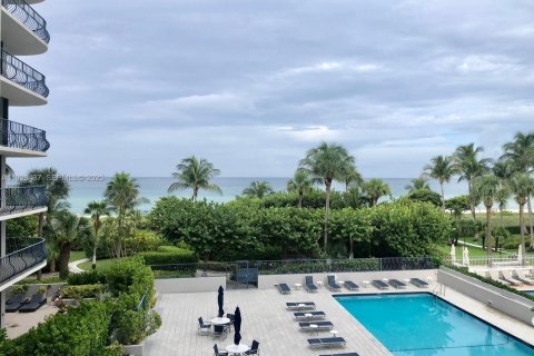 Снять в аренду кондоминиум в Серфсайд, Флорида 2 спальни, 160.54м2, № 1992599 - фото 1