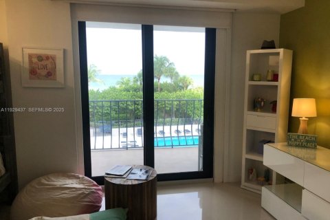 Снять в аренду кондоминиум в Серфсайд, Флорида 2 спальни, 160.54м2, № 1992599 - фото 6