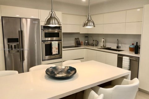 Снять в аренду кондоминиум в Серфсайд, Флорида 2 спальни, 160.54м2, № 1992599 - фото 7