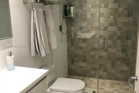 Снять в аренду кондоминиум в Серфсайд, Флорида 2 спальни, 160.54м2, № 1992599 - фото 5