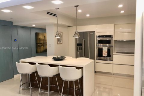 Снять в аренду кондоминиум в Серфсайд, Флорида 2 спальни, 160.54м2, № 1992599 - фото 14