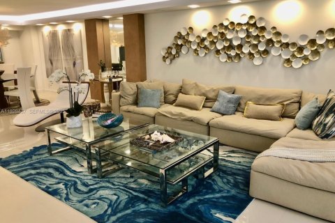 Снять в аренду кондоминиум в Серфсайд, Флорида 2 спальни, 160.54м2, № 1992599 - фото 9