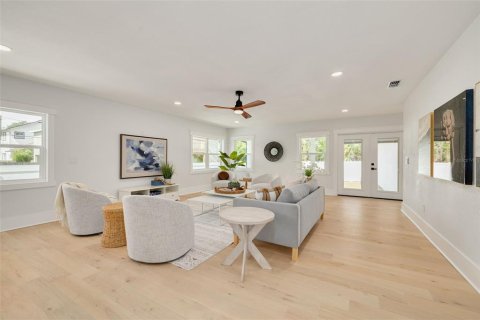 House in Saint Petersburg, Florida 3 bedrooms, 216.28 sq.m. № 2412650 - photo 12