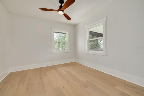 House in Saint Petersburg, Florida 3 bedrooms, 216.28 sq.m. № 2412650 - photo 24
