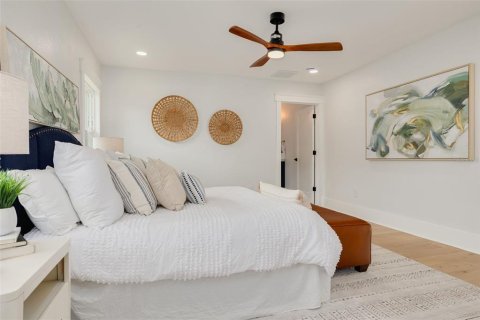 House in Saint Petersburg, Florida 3 bedrooms, 216.28 sq.m. № 2412650 - photo 16