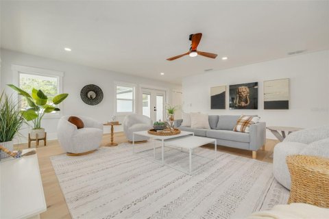House in Saint Petersburg, Florida 3 bedrooms, 216.28 sq.m. № 2412650 - photo 13