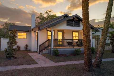 House in Saint Petersburg, Florida 3 bedrooms, 216.28 sq.m. № 2412650 - photo 3