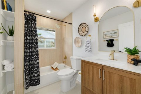 House in Saint Petersburg, Florida 3 bedrooms, 216.28 sq.m. № 2412650 - photo 23