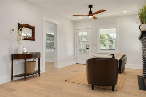 House in Saint Petersburg, Florida 3 bedrooms, 216.28 sq.m. № 2412650 - photo 7