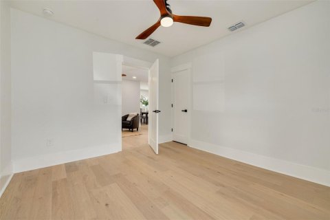 House in Saint Petersburg, Florida 3 bedrooms, 216.28 sq.m. № 2412650 - photo 25