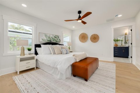 House in Saint Petersburg, Florida 3 bedrooms, 216.28 sq.m. № 2412650 - photo 14