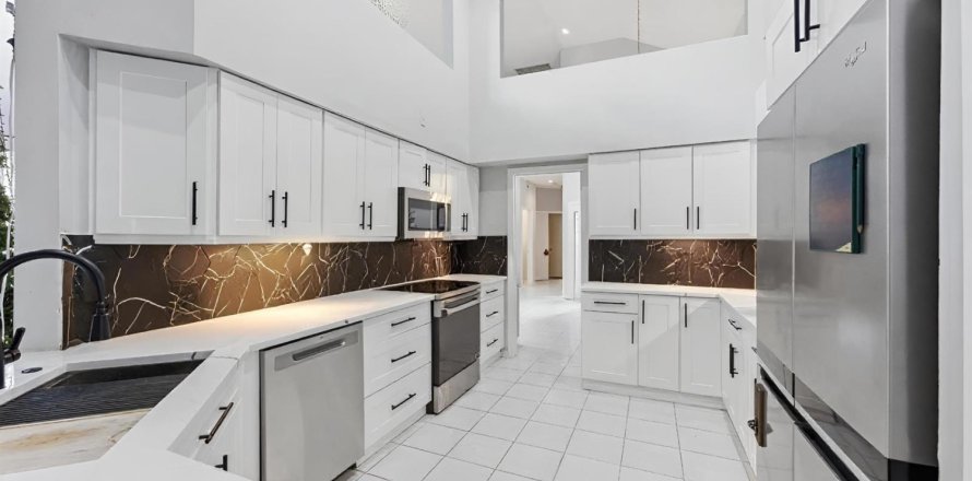 House in Boca Raton, Florida 4 bedrooms, 231.79 sq.m. № 2246243