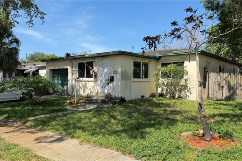 Casa en venta en Virginia Gardens, Florida, 3 dormitorios, 122.07 m2 № 2168635 - foto 1