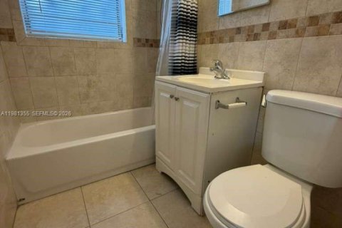 Снять в аренду виллу или дом в Майами, Флорида 1 спальня, 437.76м2, № 2045415 - фото 16