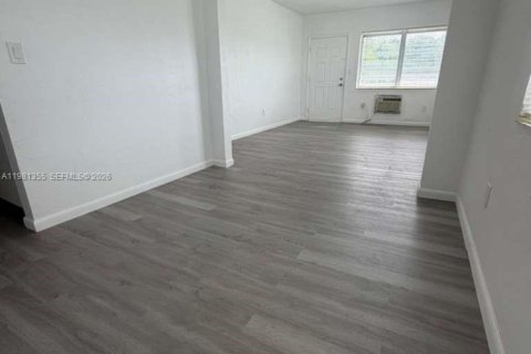 Снять в аренду виллу или дом в Майами, Флорида 1 спальня, 437.76м2, № 2045415 - фото 3