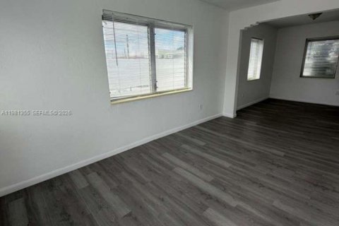 Снять в аренду виллу или дом в Майами, Флорида 1 спальня, 437.76м2, № 2045415 - фото 7