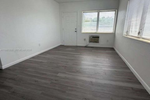 Снять в аренду виллу или дом в Майами, Флорида 1 спальня, 437.76м2, № 2045415 - фото 14