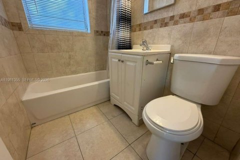 Снять в аренду виллу или дом в Майами, Флорида 1 спальня, 437.76м2, № 2045415 - фото 15