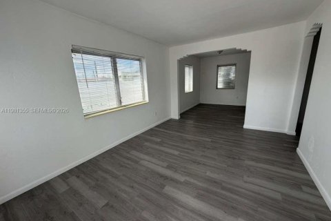 Снять в аренду виллу или дом в Майами, Флорида 1 спальня, 437.76м2, № 2045415 - фото 5