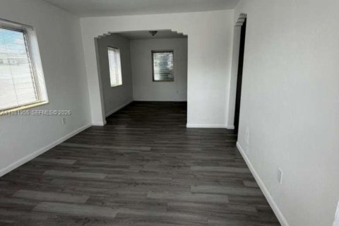 Снять в аренду виллу или дом в Майами, Флорида 1 спальня, 437.76м2, № 2045415 - фото 2