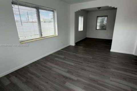 Снять в аренду виллу или дом в Майами, Флорида 1 спальня, 437.76м2, № 2045415 - фото 4