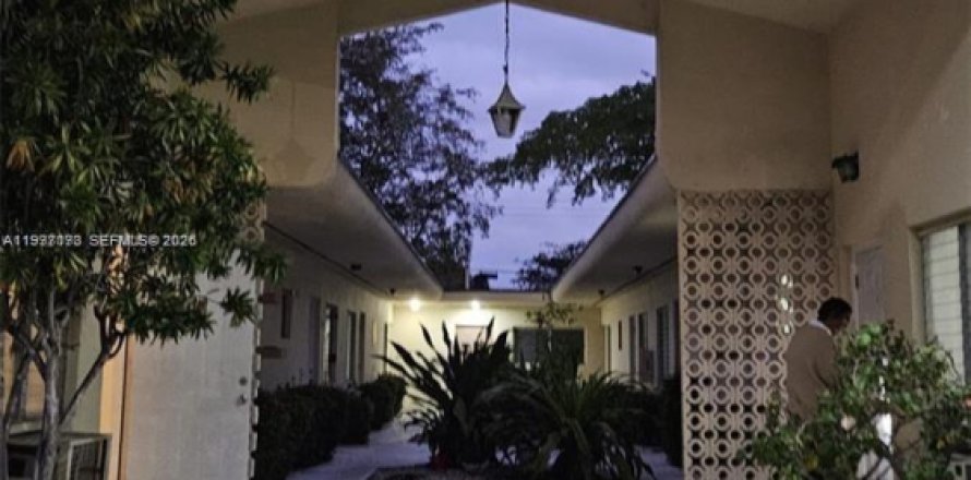 House in North Miami, Florida 1 bedroom, 55.74 sq.m. № 2058889