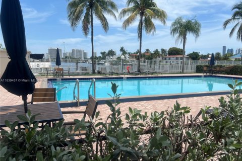 Condominio en venta en North Miami Beach, Florida, 1 dormitorio, 78.22 m2 № 1828218 - foto 5