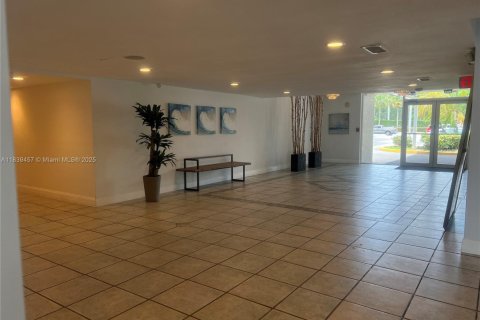 Condominio en venta en North Miami Beach, Florida, 1 dormitorio, 78.22 m2 № 1828218 - foto 4