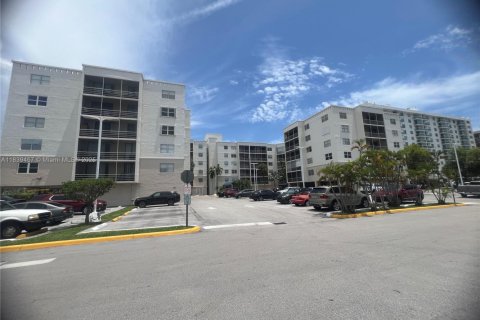 Condominio en venta en North Miami Beach, Florida, 1 dormitorio, 78.22 m2 № 1828218 - foto 1