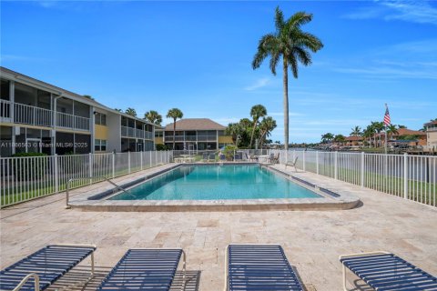 Condo in Cape Coral, Florida, 2 bedrooms  № 2054101 - photo 15