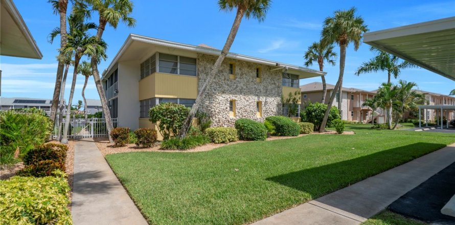 Condo in Cape Coral, Florida, 2 bedrooms  № 2054101