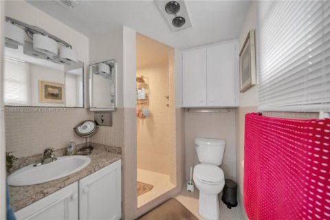 Condo in Cape Coral, Florida, 2 bedrooms  № 2054101 - photo 13