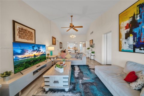 Condo in Cape Coral, Florida, 2 bedrooms  № 2054101 - photo 11