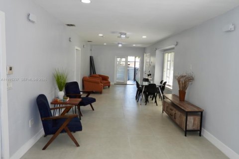 Casa en alquiler en Hollywood, Florida, 3 dormitorios, 130.25 m2 № 2058764 - foto 3