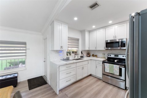 Villa ou maison à louer à Miami, Floride: 2 chambres, 195.75 m2 № 2015200 - photo 11