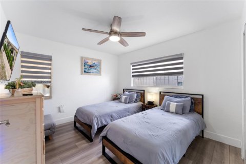 Villa ou maison à louer à Miami, Floride: 2 chambres, 195.75 m2 № 2015200 - photo 13