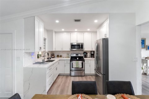 Villa ou maison à louer à Miami, Floride: 2 chambres, 195.75 m2 № 2015200 - photo 12