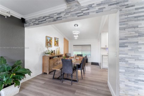 Villa ou maison à louer à Miami, Floride: 2 chambres, 195.75 m2 № 2015200 - photo 7