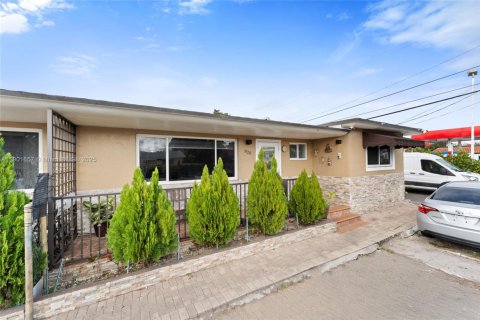 Villa ou maison à louer à Miami, Floride: 2 chambres, 195.75 m2 № 2015200 - photo 2