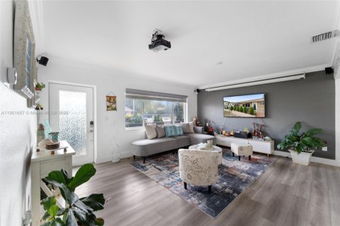 Villa ou maison à louer à Miami, Floride: 2 chambres, 195.75 m2 № 2015200 - photo 5